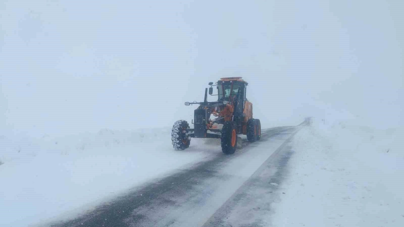 Van’da Kar Yağışı 28 Yerleşim Yerini Ulaşıma Kapattı