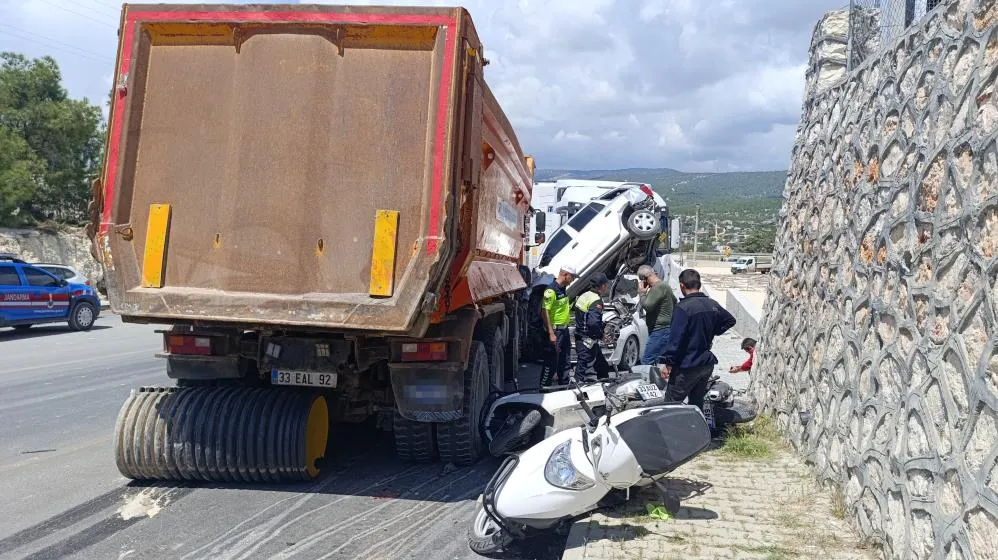  Kamyon yoldan çıktı önüne gelen taşıtı ezdi: 13 motosiklet, 3 araç zarar gördü