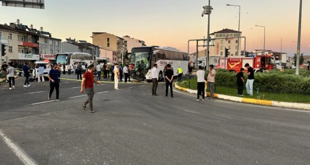 Horasan’da yolcu otobüsü ile traktör çarpıştı: 8 yaralı