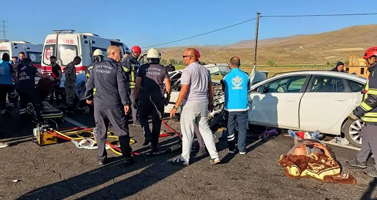 Erzurum’da iki araç kafa kafaya çarpıştı: 4 ölü
